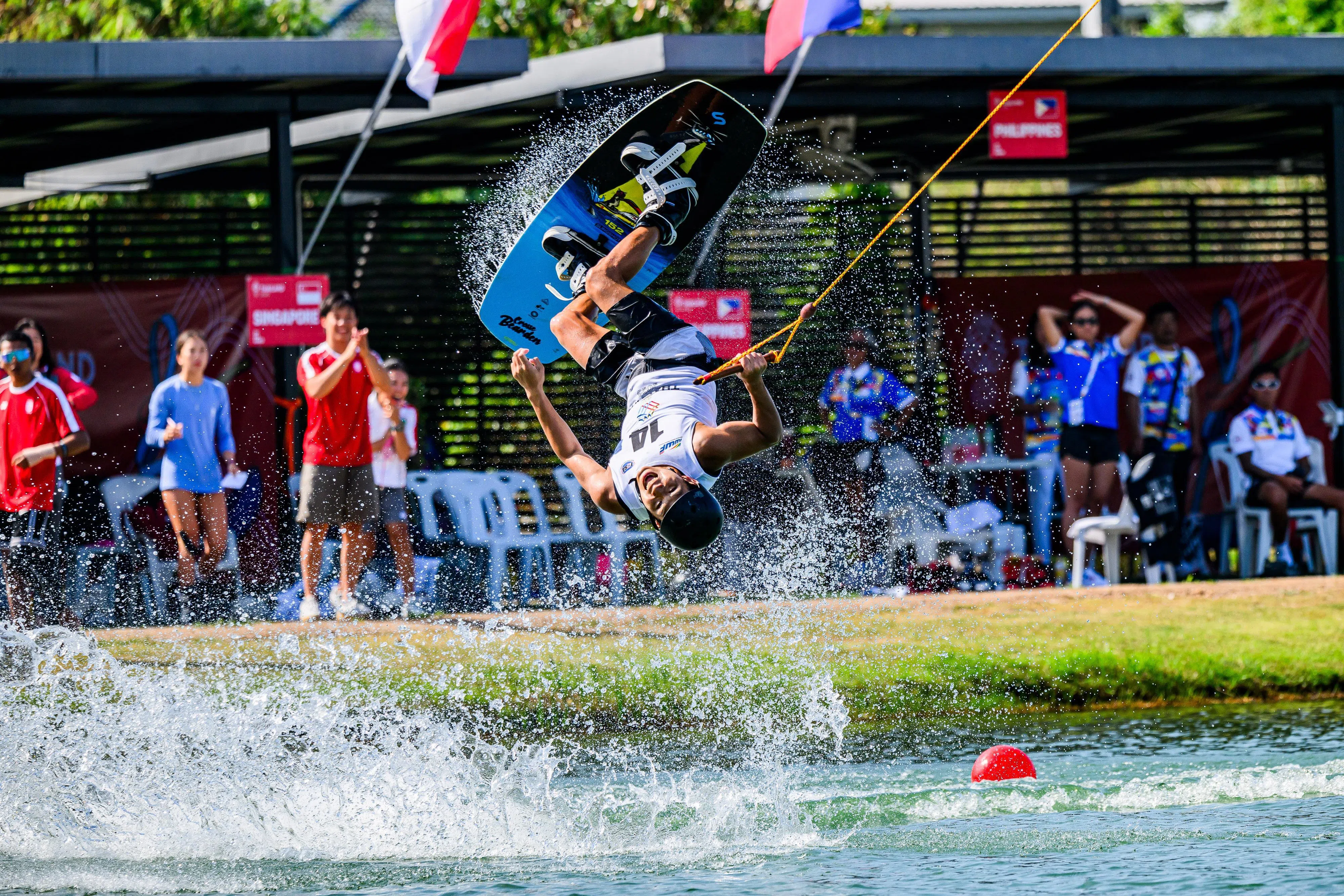 巴切洛（中）为没能在决赛拿出更好的发挥略感遗憾，但他想感谢家人的支持，并为全队感到骄傲。（新加坡体育理事会提供）