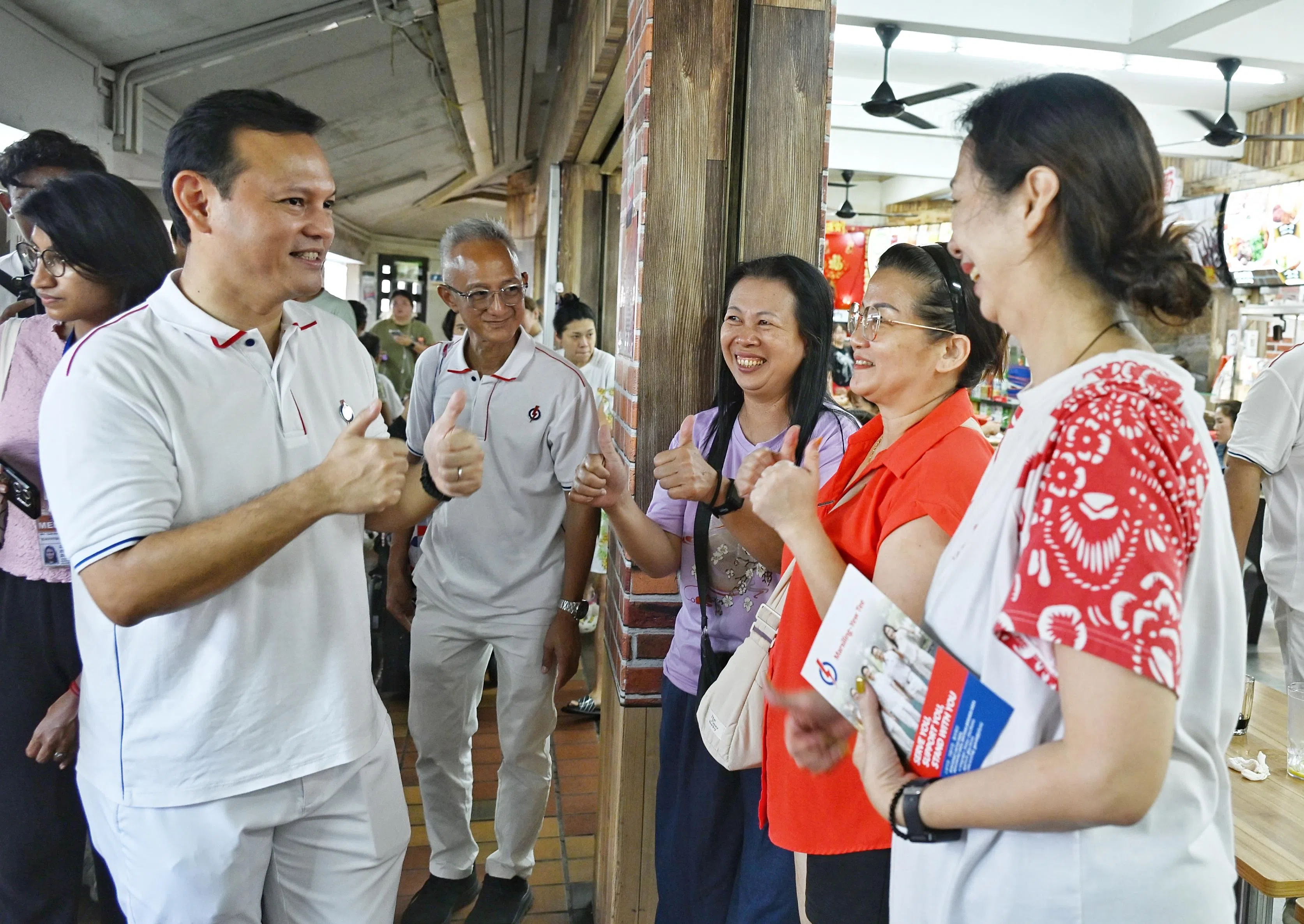 行动党派出原班人马留守马西岭—油池集选区，国防部兼人力部高级政务部长扎吉哈（左一）星期六与原议员的任梓铭和苏慧敏一起走访区内的小贩中心和咖啡店，争取居民的支持。（每日新闻）