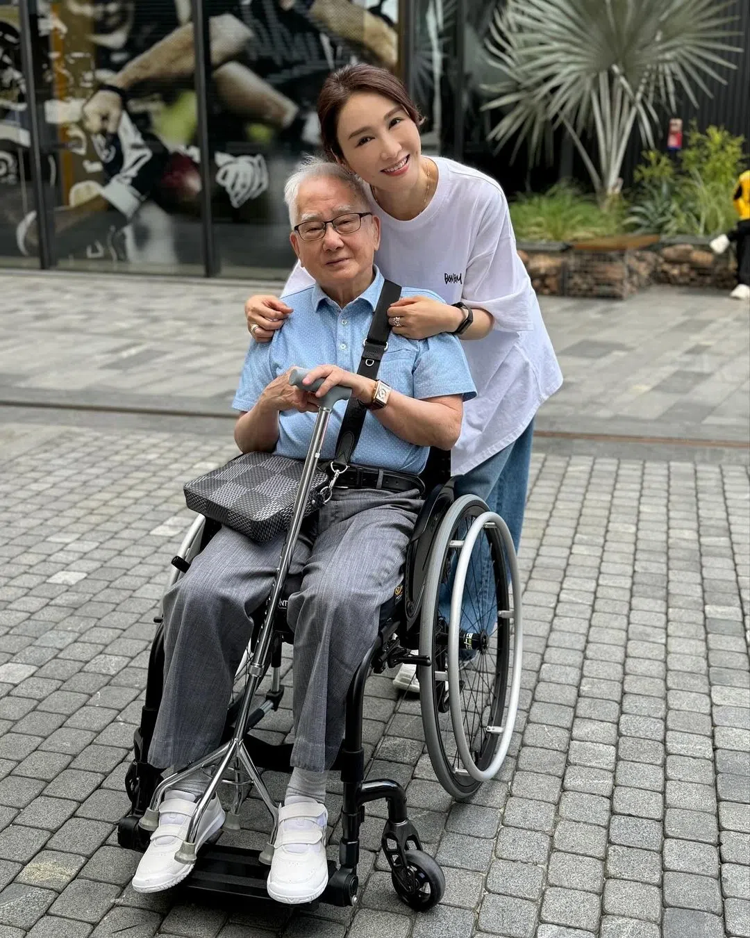 黎姿推轮椅带爸爸出去吹风散步尽孝道。（取自黎姿IG）