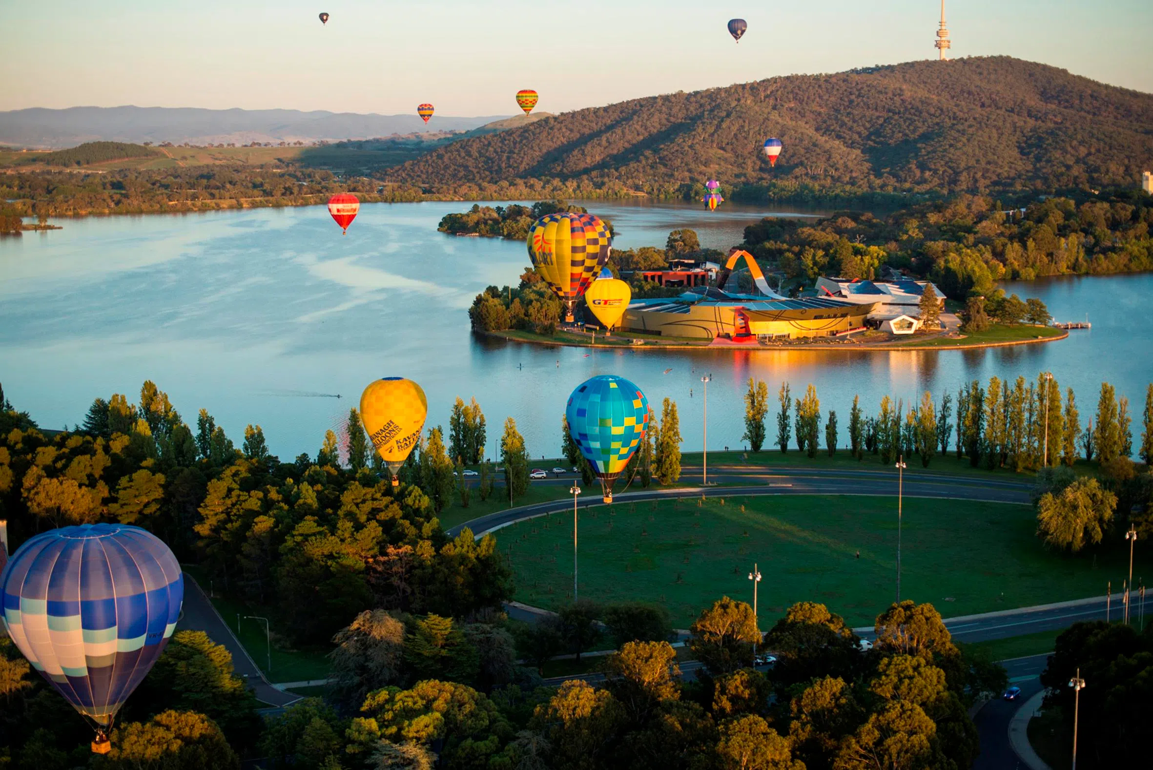 每年3月的堪培拉热气球节，仿佛带着这座城市一起飞腾。（取自VisitCanberra旅游局官网）