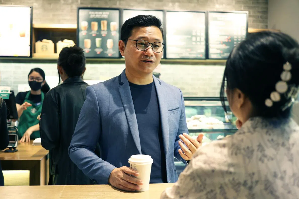 宋占勇在办公室楼下的咖啡馆陪朋友聊完天后，决定请100个陌生人喝咖啡。（蔡家增摄）