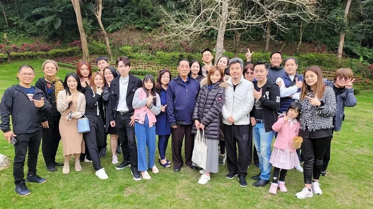 艾成的家人齐聚台湾墓园缅怀他。（取自脸书）