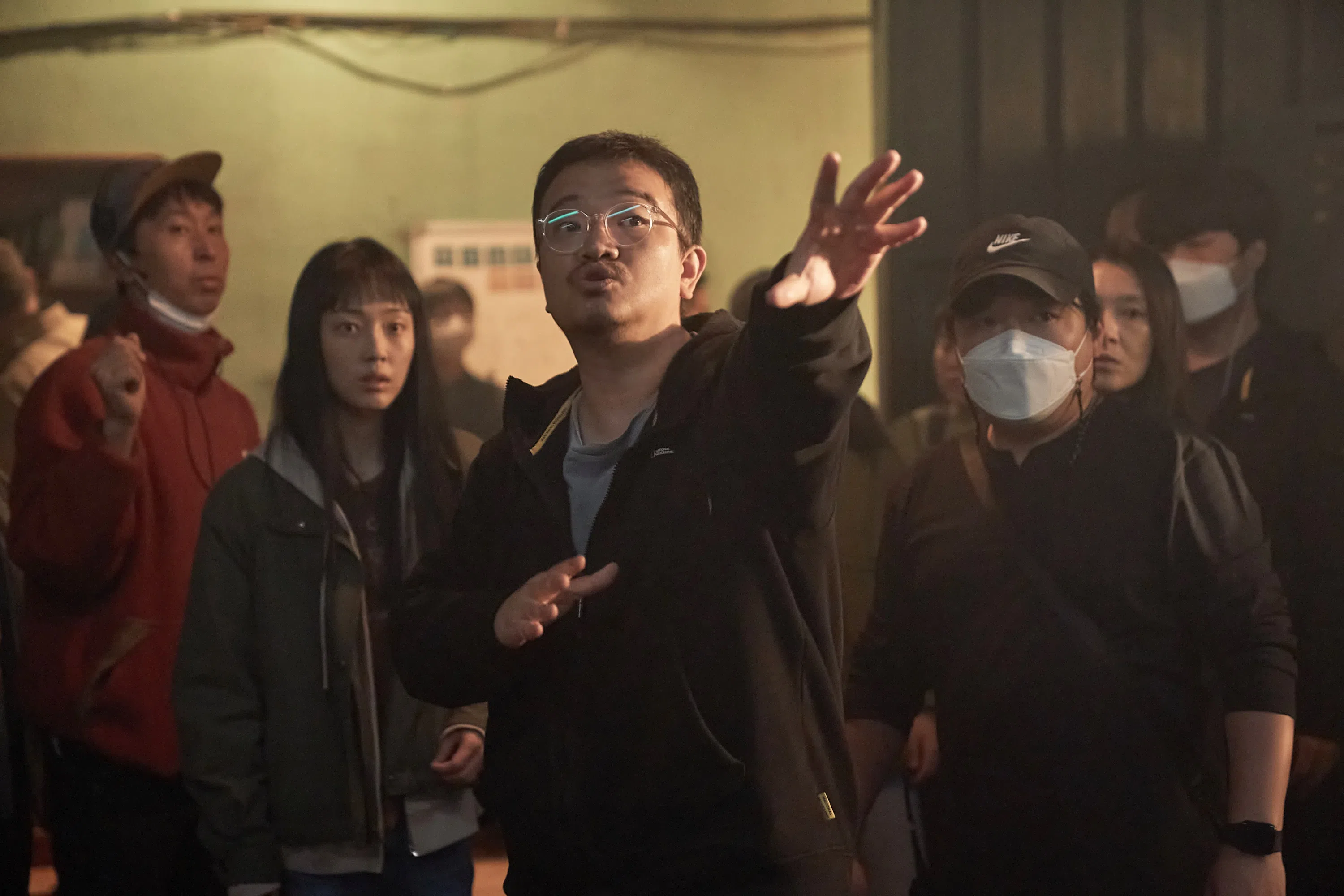 延尚昊（中）为了让寄生兽看起来更真实，在设计特效时花了不少心思。（Netflix提供）