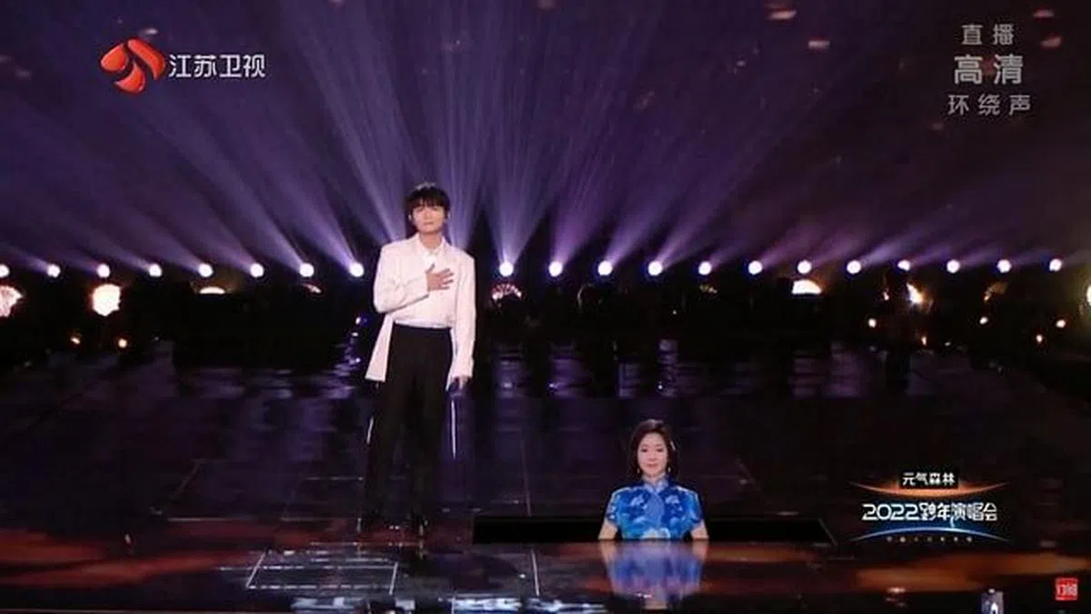 邓丽君（右）从舞台底下慢慢升上舞台。（视频截图）