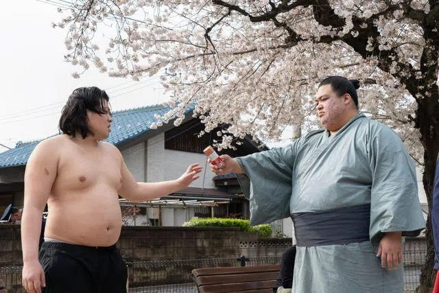 怪物级相扑手静内（右）由退役相扑手住洋树诠释，他和猿樱是惺惺相惜的对手。（互联网）