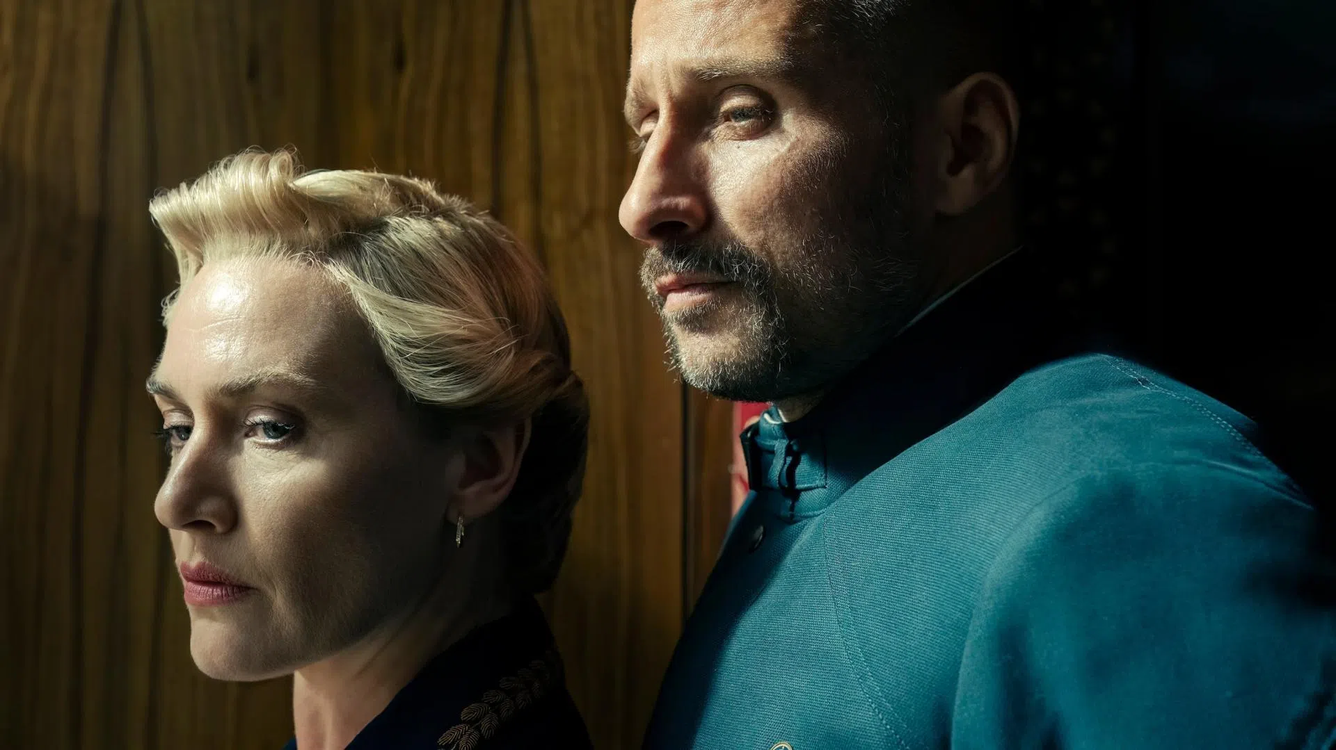 马提亚斯修奈尔（右）饰演的“屠夫”成为首相亲信，引起宫廷内乱甚至动摇国本。（互联网）