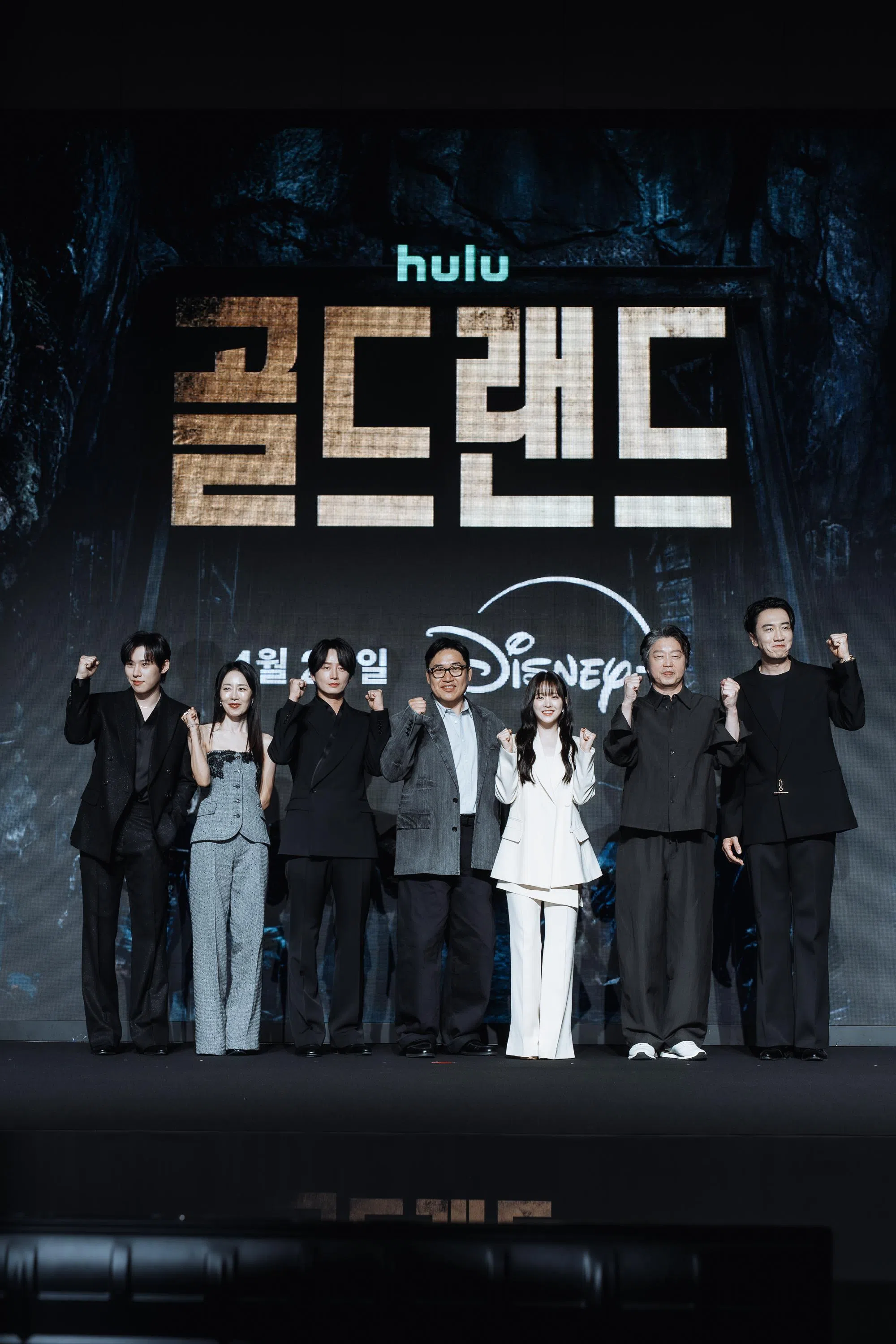 金圣喆（左起）、文晶熙、李贤旭、导演金星勋、朴宝英、金熙元和李光洙4月27日为29日在Disney+播出的《赌金》造势。（Disney+提供）