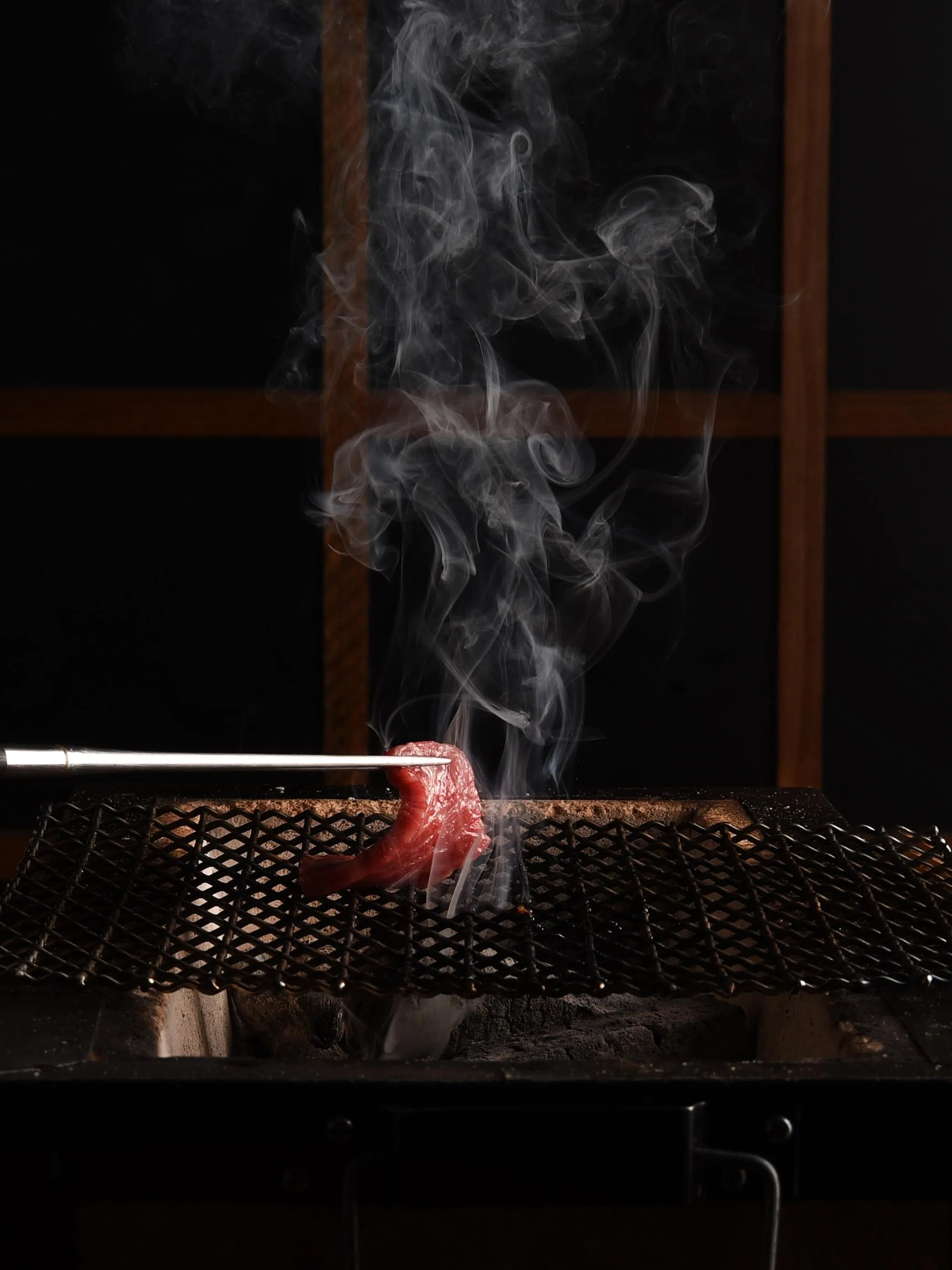 日式烧肉轻触炭火，油脂瞬间溢出。（餐馆提供）