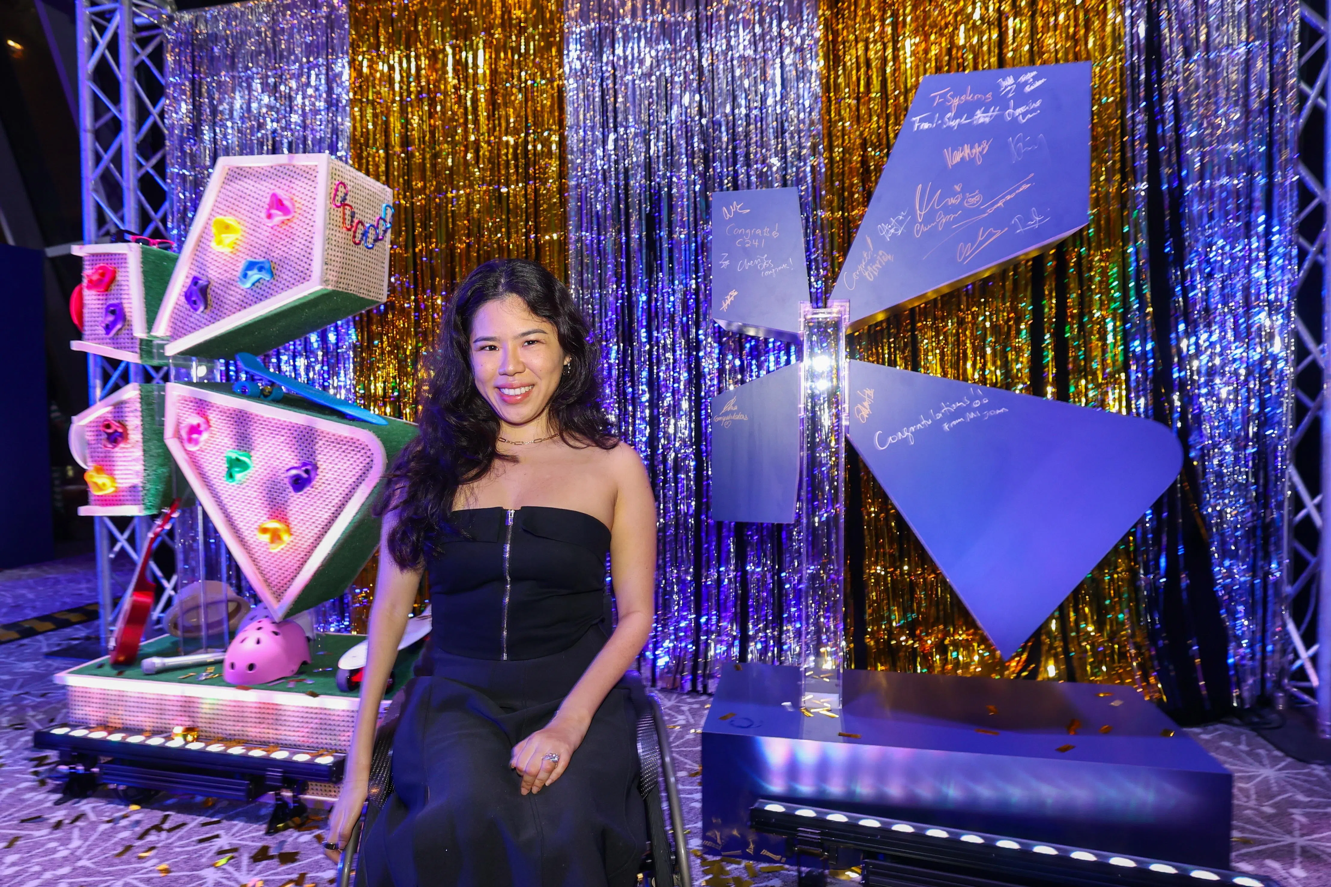 刚摘得残泳世锦赛金牌的我国泳将叶品秀也来到揭幕现场，并在新标志上签字留念。（吴先邦摄）