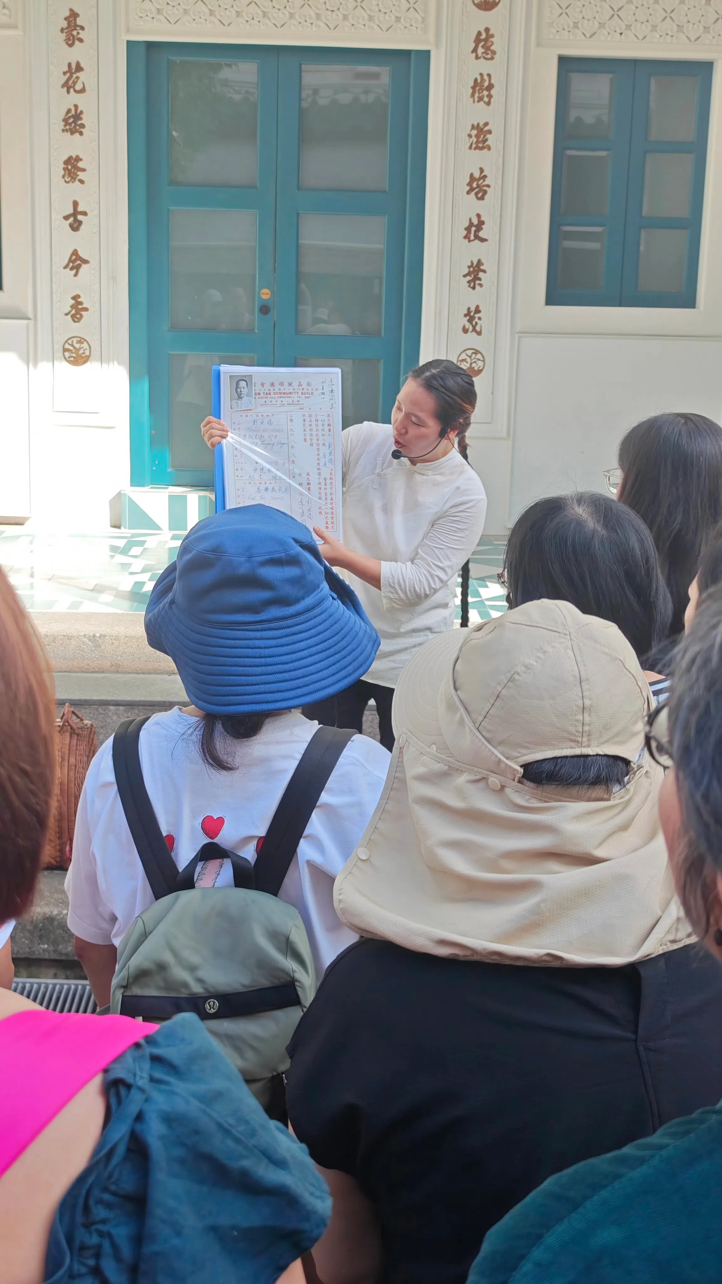 黄钰清以妈姐装扮当导览员，使整个导览活动更加引人入胜。（黄钰清摄）