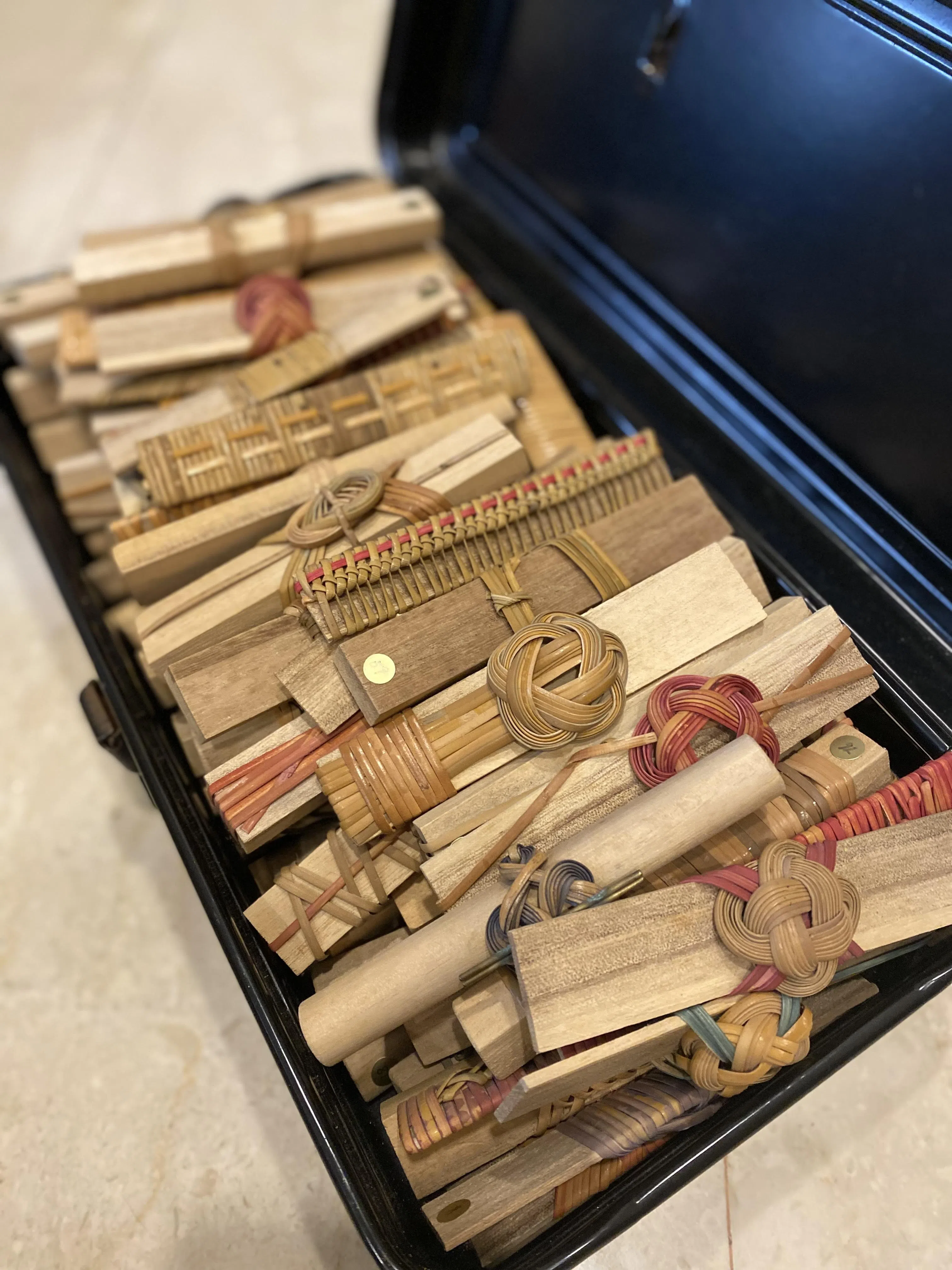 开始学习时，黄思颖为自己安排名为“Rattan as Wrap”的藤编练习，共尝试100种不同的藤编包裹方法。（孙慧纹摄）