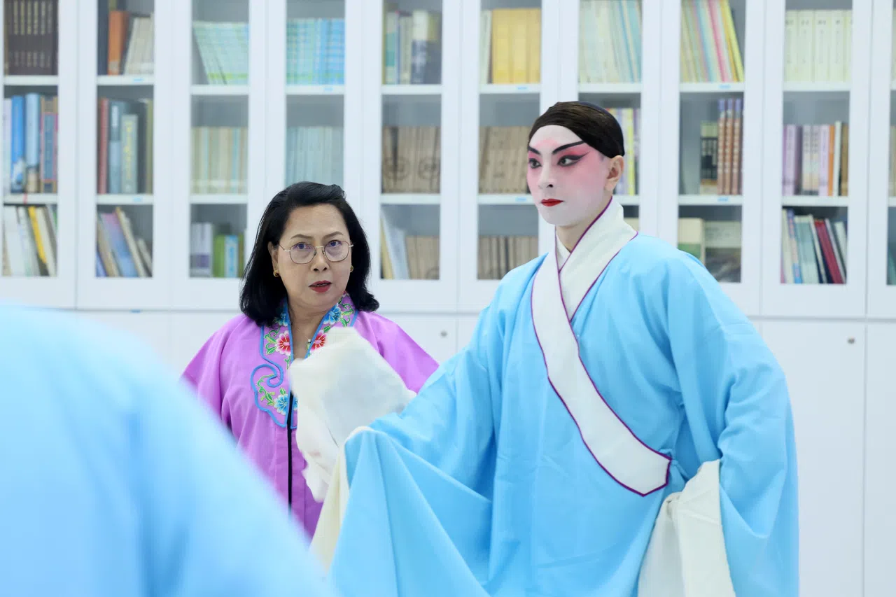 林美莲（左）给小生演员王洁说戏。（龙国雄摄）