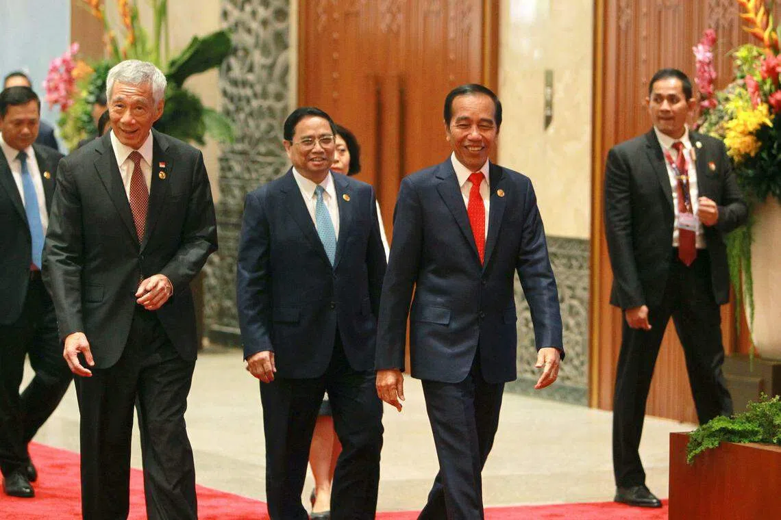 李显龙总理（左一）和东道主印尼总统佐科（右二）和越南总理范明政（左二）在第43届亚细安峰会全会召开前一同走向台上合影。（亚细安峰会主办方提供）
