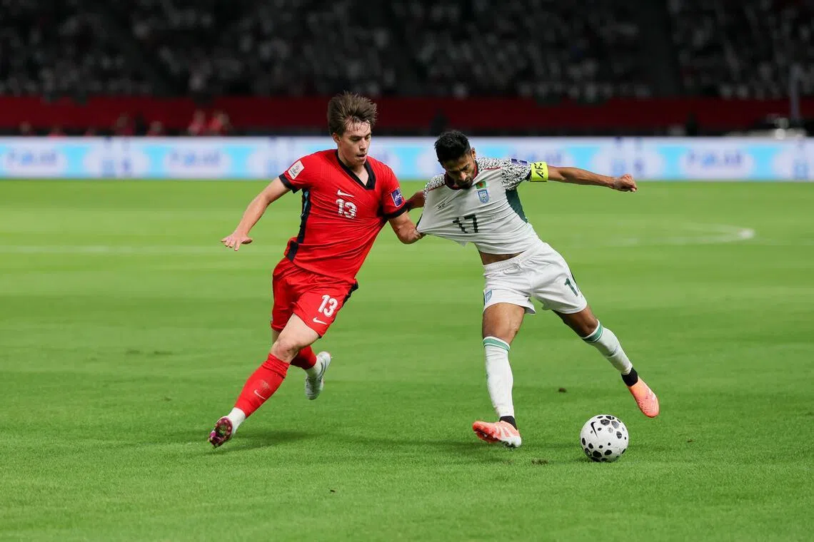 中场哈里斯·史提沃特（左）不仅在进攻端建功，在防守时也不落下风。（张俊杰摄）