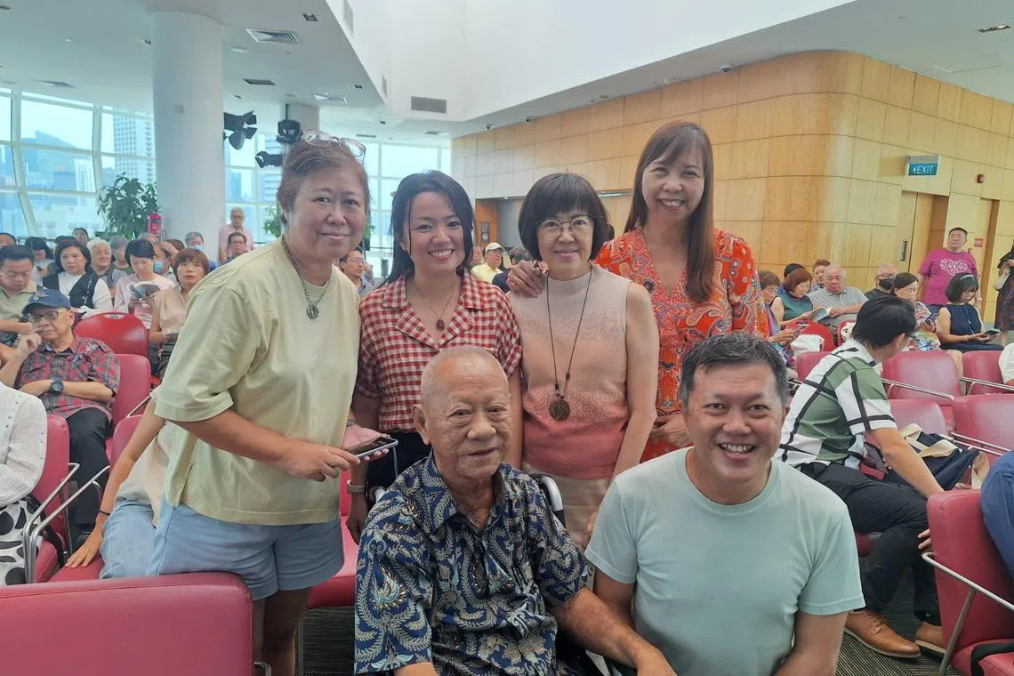 怀鹰（前排左）10月6日在国家图书馆大厦16楼观景阁办诗集发布会，与文友合照，前排右为诗人语凡。（语凡提供）