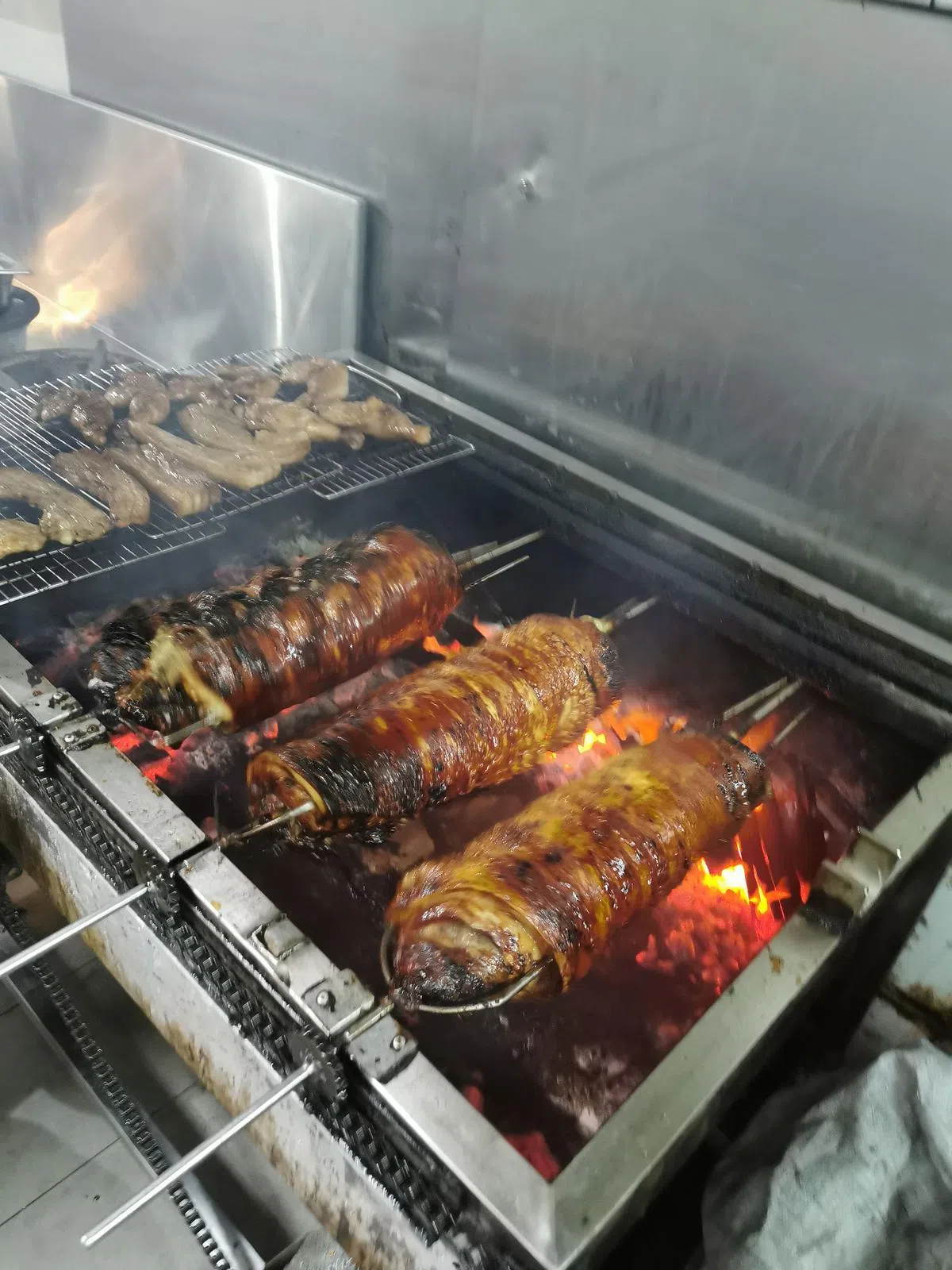 在炭火中翻滚的菲律宾烧猪，平均受热又微焦油亮，让人食指大动。