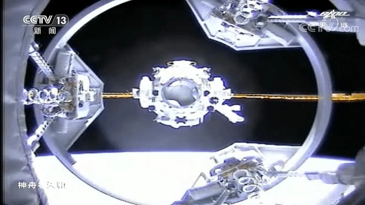 神舟十二号飞船和天和核心舱交会对接过程中。（中国央视直播截图）