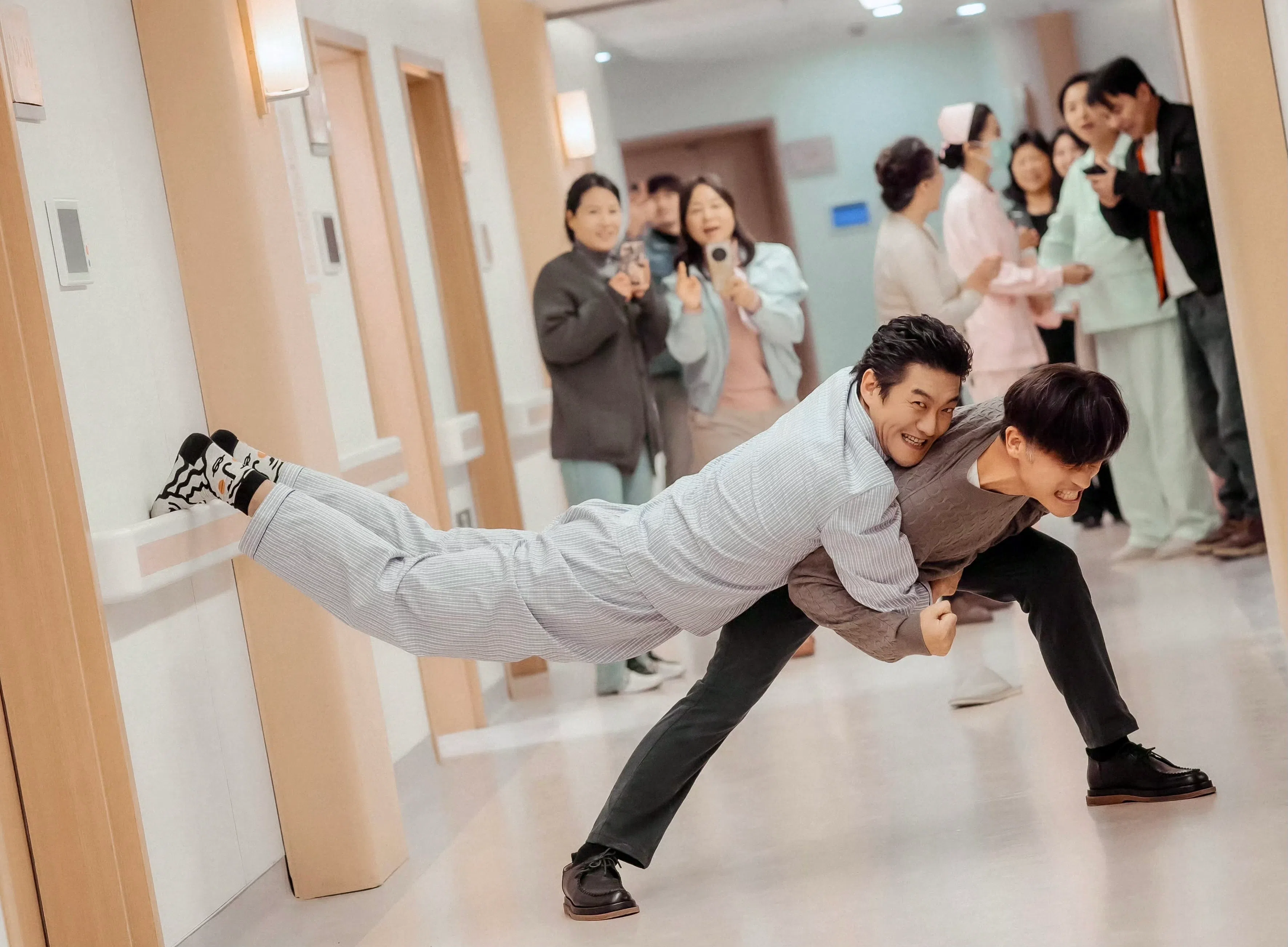 陈明昊（左）和耿乐剧中为了吴越在医院打起来，充满喜感。（取自剧集微博）