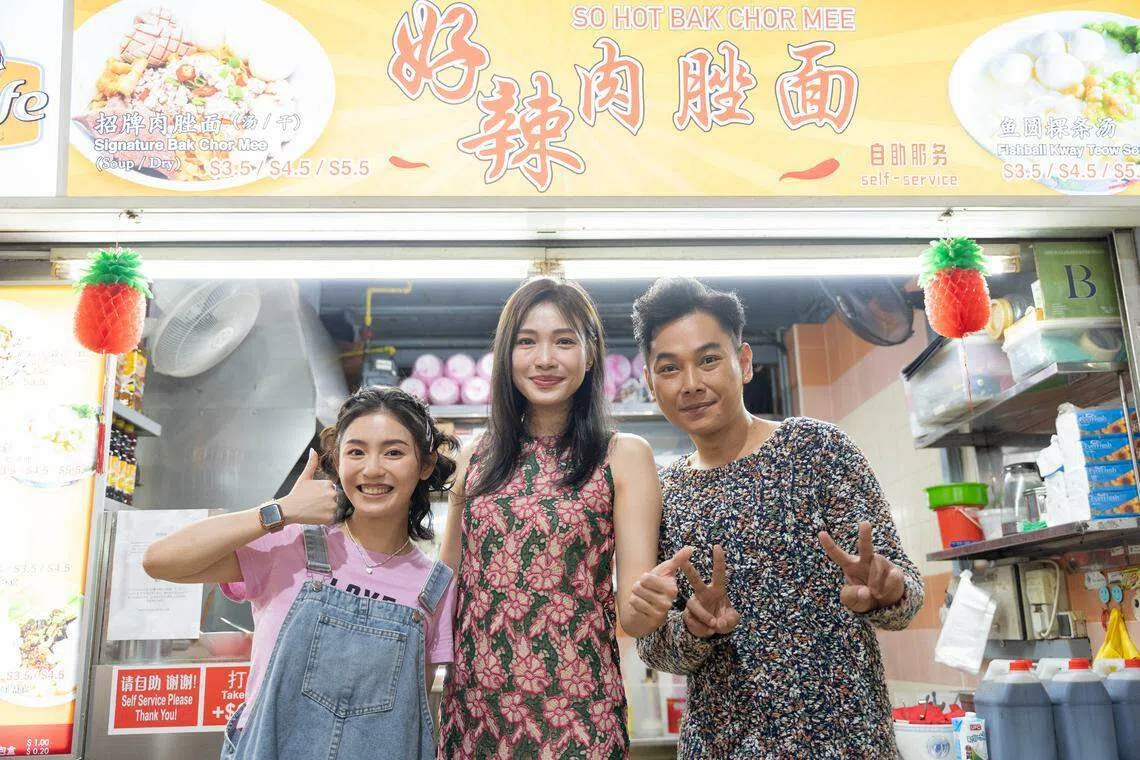 姚懿珊（中）和曾晓晴（左）第一次演出电影就演母女。廖永谊则终于“上岸”不用再演Ah Beng。（张荣摄）