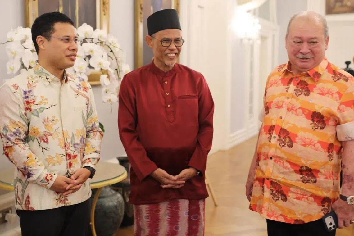 教育部长李智陞（左）与社会及家庭发展部长马善高（中），延续我国领导人每年出席柔佛王室开斋节活动的传统，星期六上午越过新柔长堤，向柔佛王室传达开斋节祝福。两名部长在武吉仕林王宫会见马来西亚国家元首、柔佛苏丹依布拉欣（右）。（取自李智陞脸书）