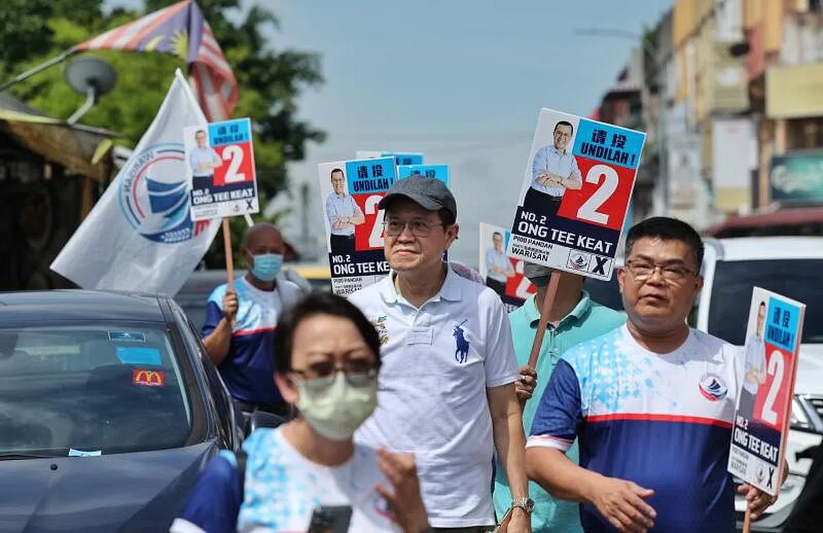 马华前总会长翁诗杰（戴帽者）以“资深新鲜人”身份，代表西渡的民兴党上阵雪州班登国席,在11月9日走访太子园为食街拜票。（谢智扬摄）