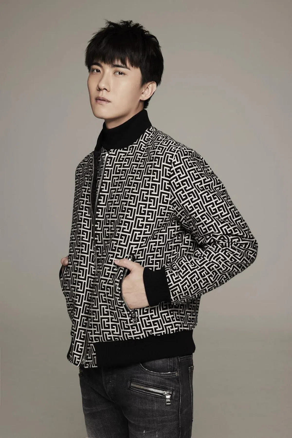 张哲通放学不回家瞒着父母跑到网吧打电玩。（图/新传媒）