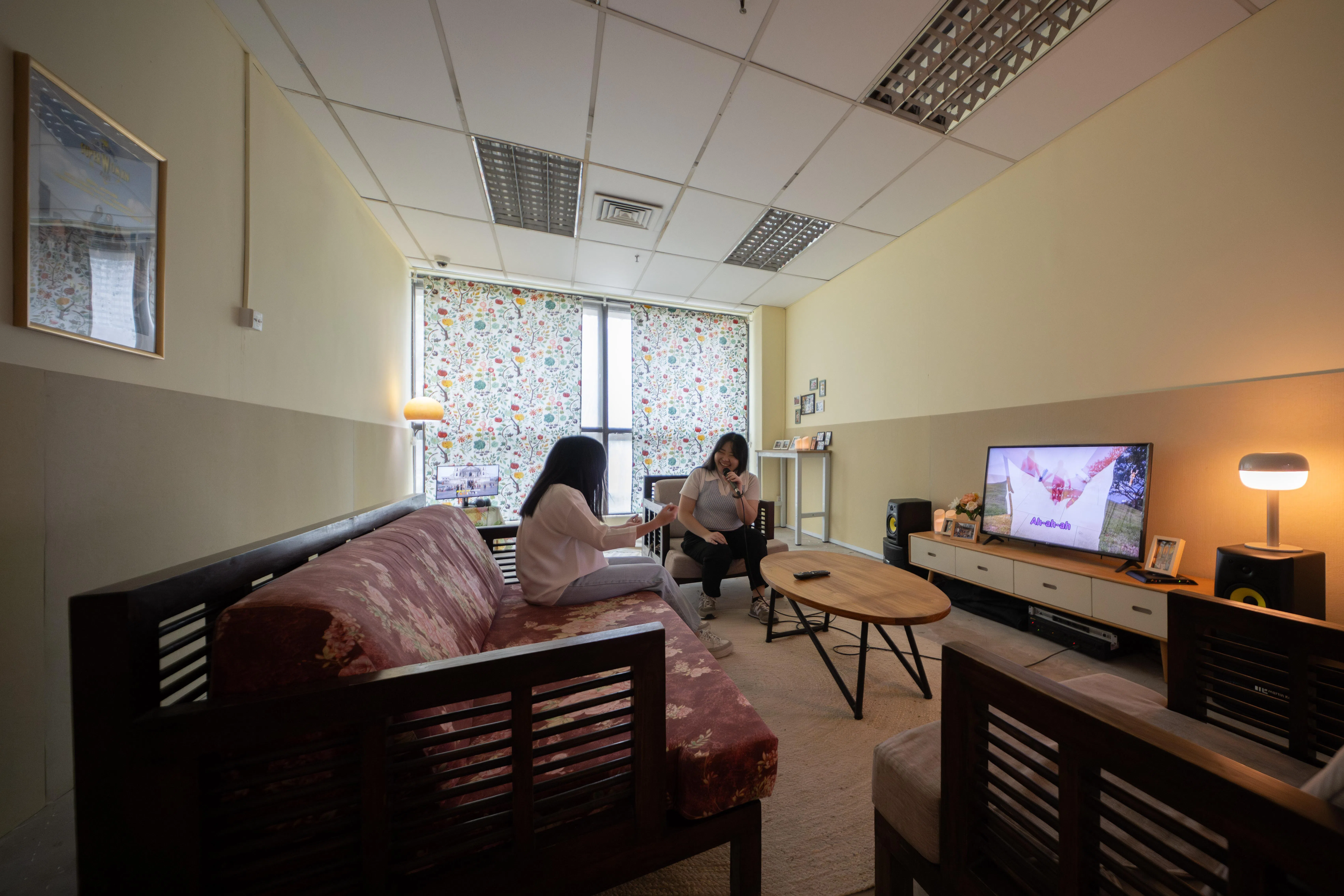 菲律宾艺术家艾萨·霍克森邀你到乌节路幸运商业中心店铺，体验菲律宾卡拉OK。（新加坡美术馆提供）