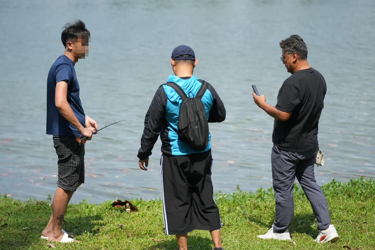 为遏制公众在禁区非法钓鱼，公用局执法人员（右一和右二）定期展开巡逻，一旦发现违例者（左一），会按情况取缔。违例者可能接获警告信或被处以销案罚款。（谢智扬摄）