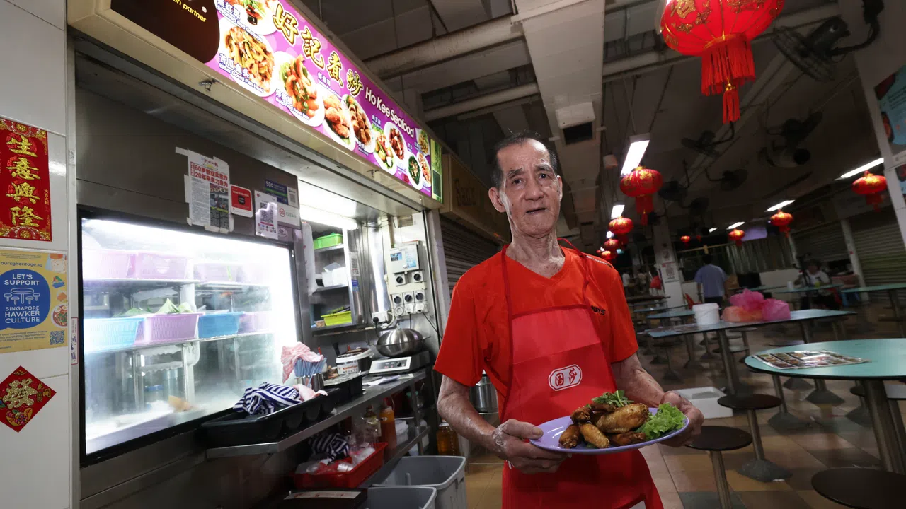 今年已经80岁的张坤源样样自己来，从眼神中散发对人生的激情。（蔡家增摄）