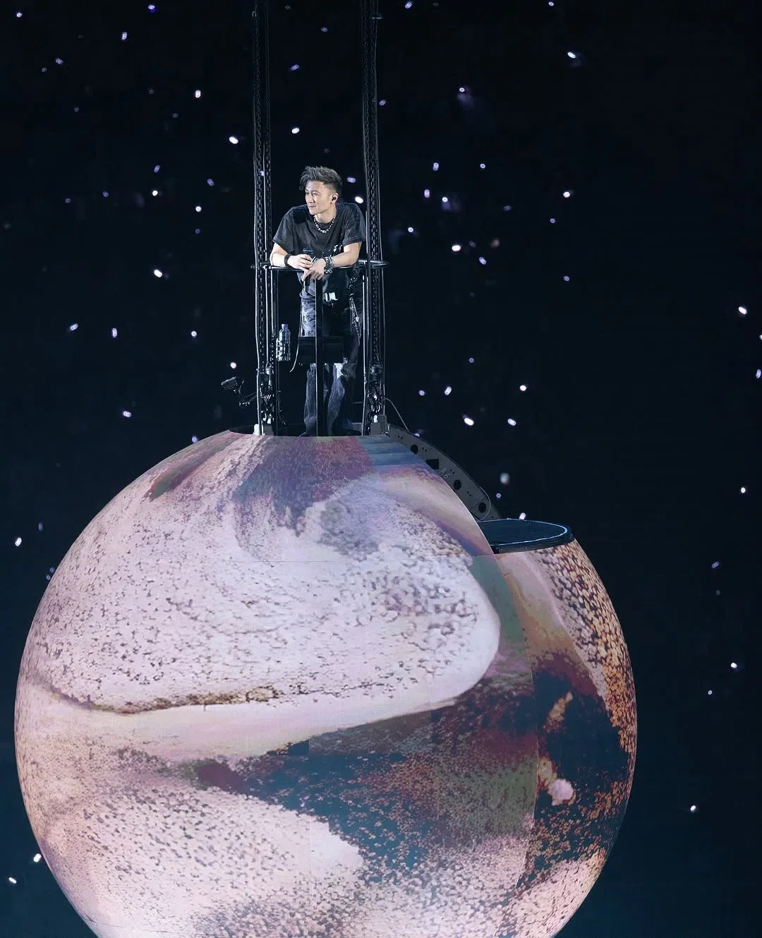 谢霆锋两度登上巨型金属球体缓缓升空，飞越观众席，俯瞰全场与观众大合唱。（取自谢霆锋IG）