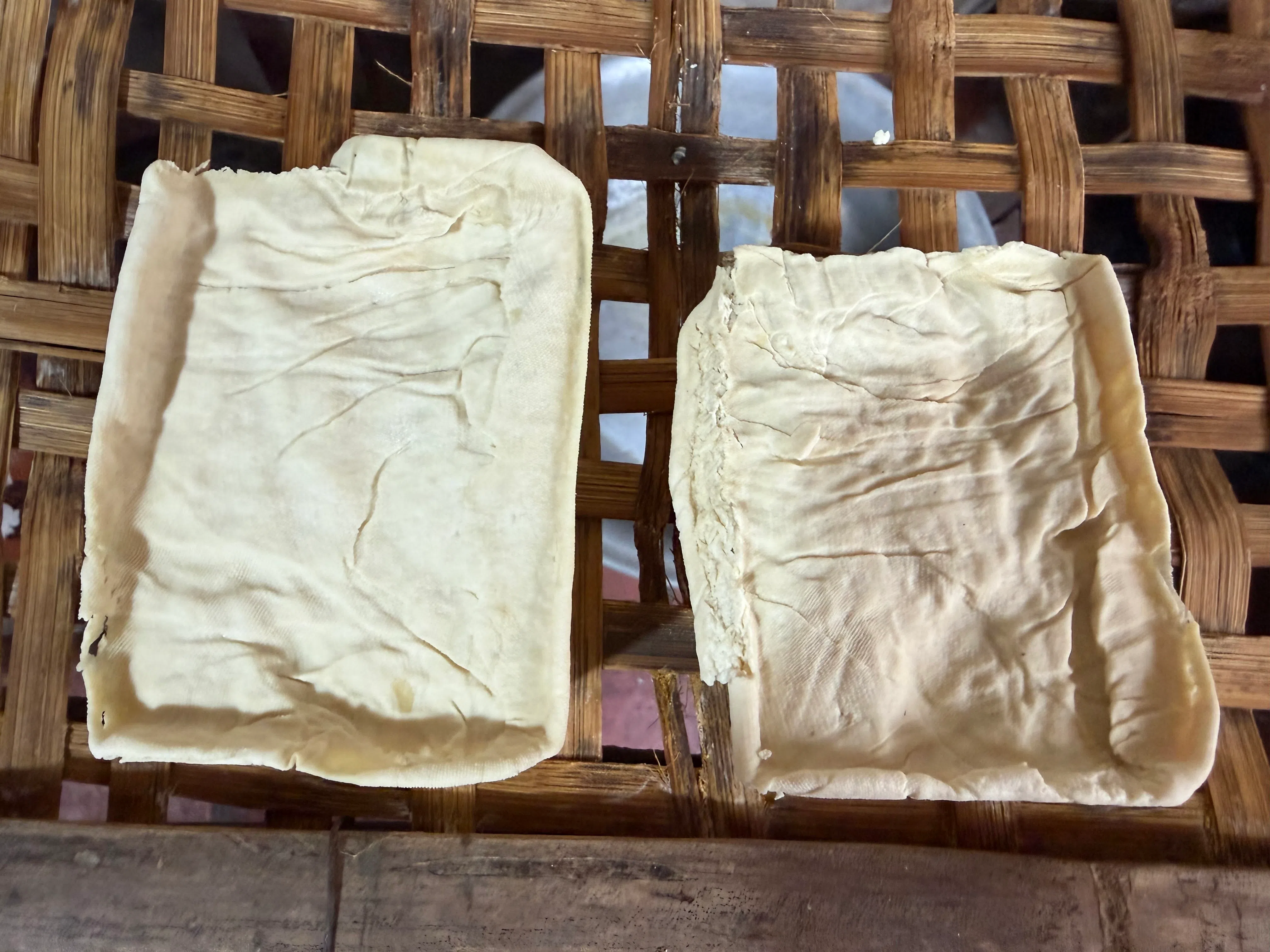 我的手制豆腐丑得不堪入目。（作者摄）