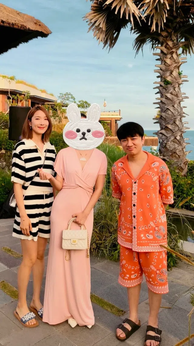 王祖蓝（右一）和太太李亚男出席婚礼，网民笑他穿得像酒店员工。（取自微博）