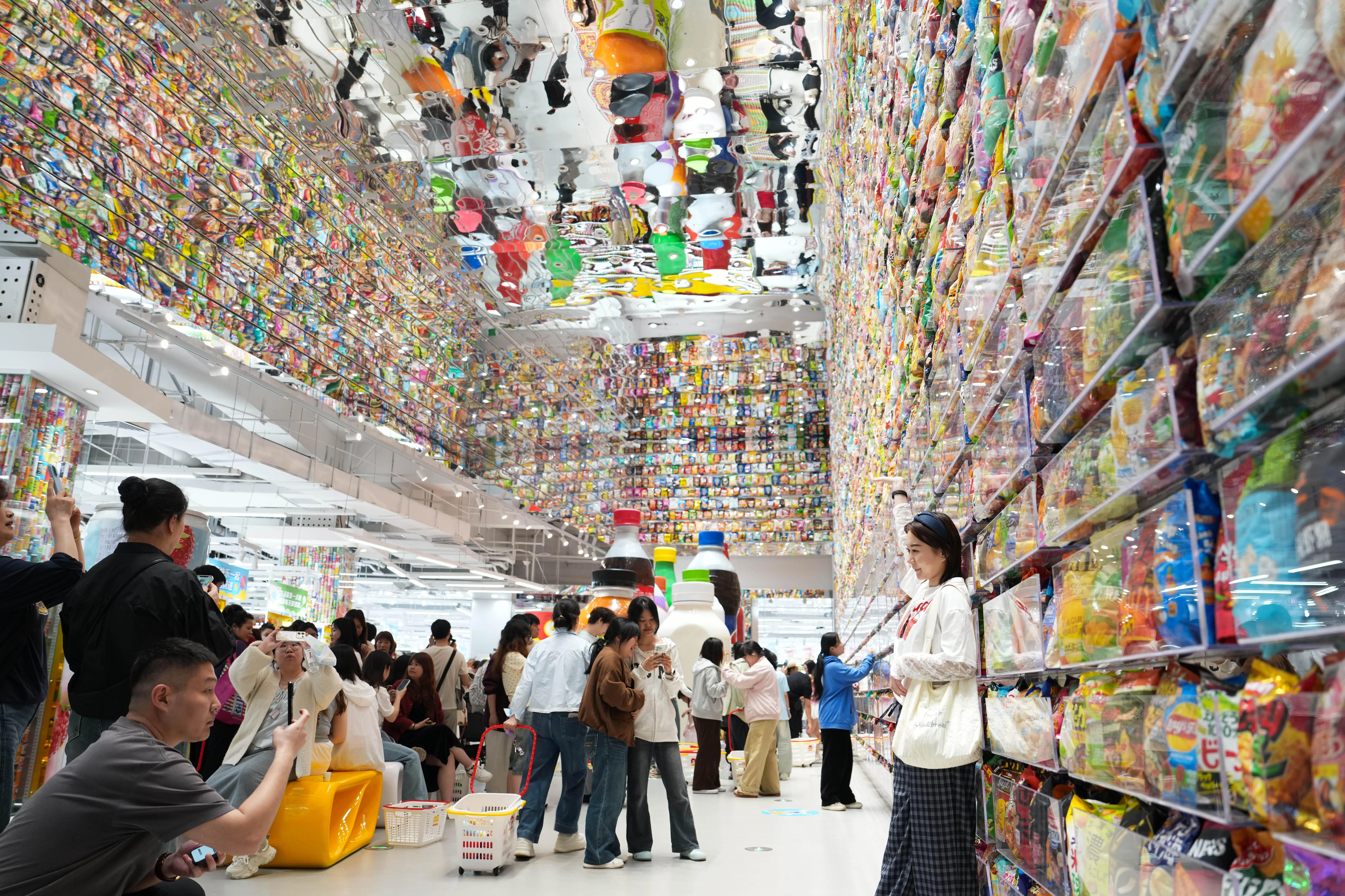 全球面积最大的零食店“零食王国”星期五（4月17日）在湖南长沙芙蓉广场正式开业，市民在店内拍照打卡。（新华社）