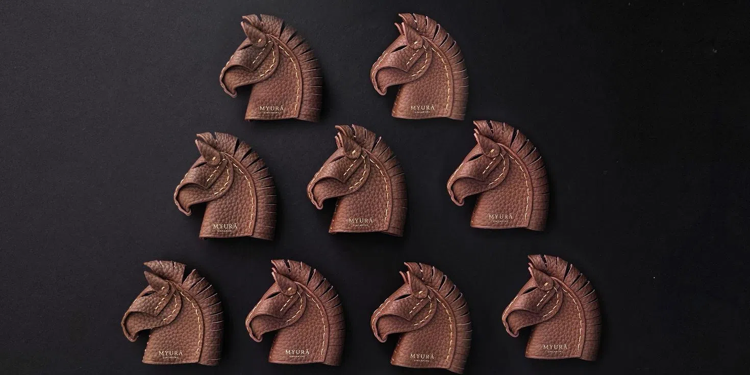 独立皮包品牌Myura今年推出马头皮包挂饰，送上“一马当先”的好兆头。（Myura图片）