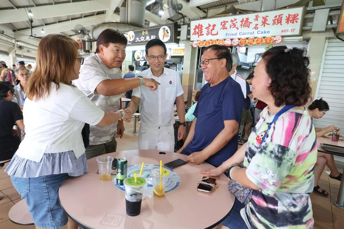人民行动党淡滨尼尚育区参选人朱倍庆（中）胜选后，在星期天（5月4日）早上到淡滨尼圆巴刹与熟食中心等地点答谢选民，并与居民们亲切互动。（唐家鸿摄）