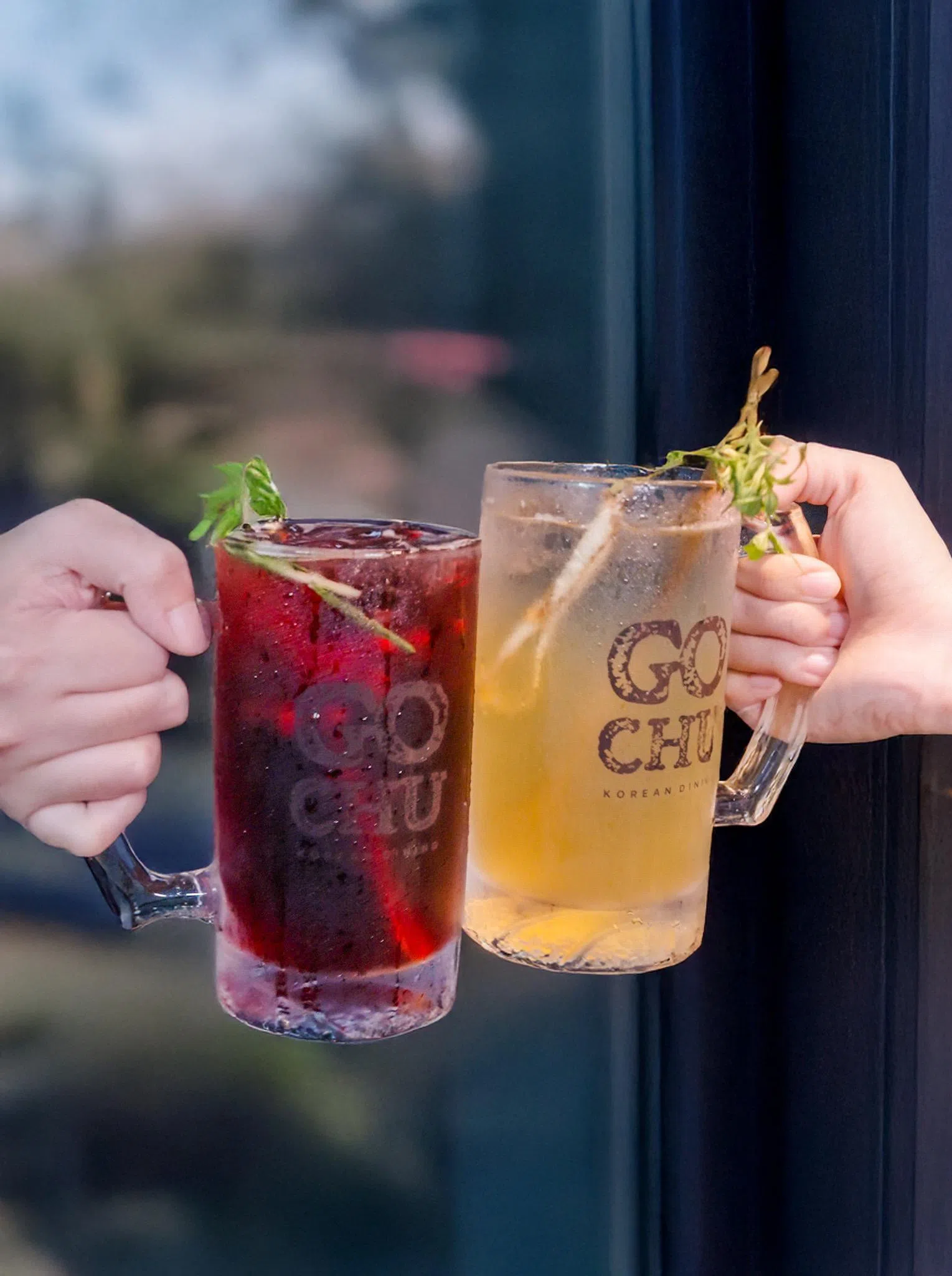 覆盆子高球鸡尾酒（左）与人参高球鸡尾酒，适合搭配炙烤料理享用。（餐馆提供）