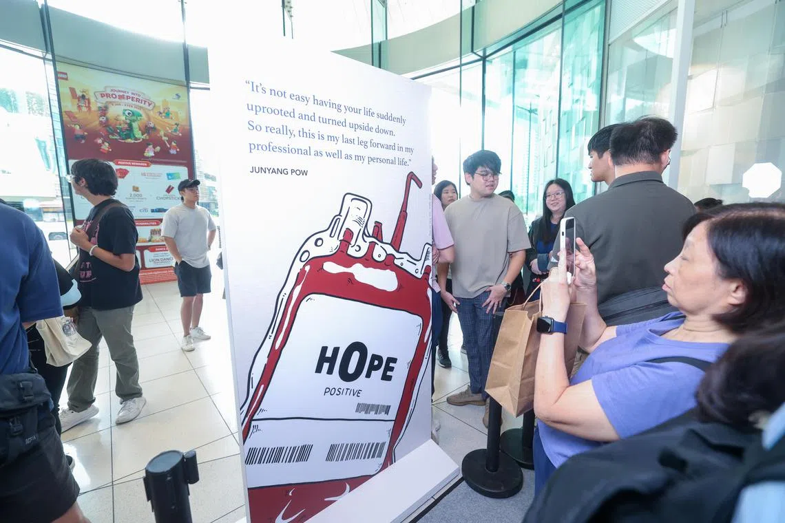 鲍俊扬在画作中表达了创意和心中所想，除了有蓄势待发的火箭、天马行空的飞船，连医疗输血袋都写着“希望”的字样。（吴先邦摄）