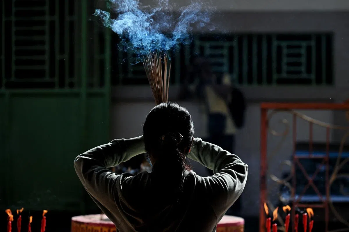 大年初一，亚齐省民众双手将香平举至眉齐，供奉天地神明。亚齐是印尼唯一实行回教法的地区，但当地的华人佳节气氛浓厚，不逊于其他地区。（法新社）