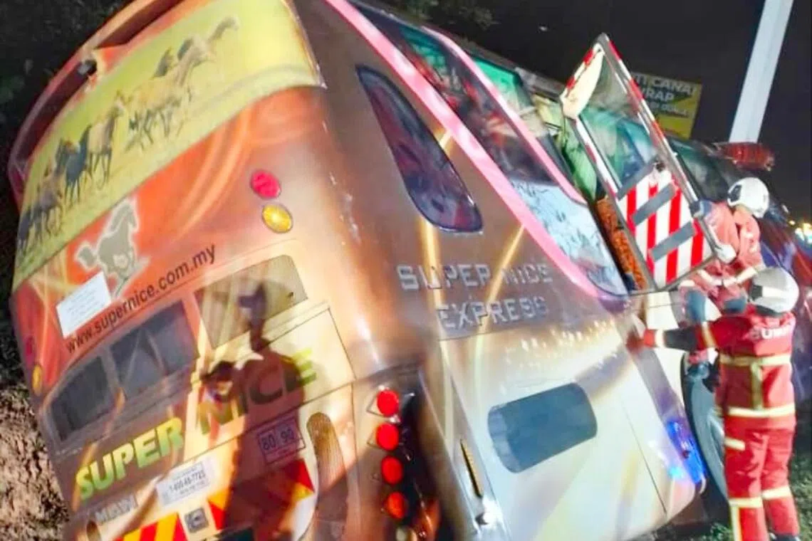 一辆从文礼出发的长途巴士在马国雪兰莪州失控撞上路标，导致一名马来西亚人死亡，五名新加坡人受伤。（取自万宜消拯局脸书）