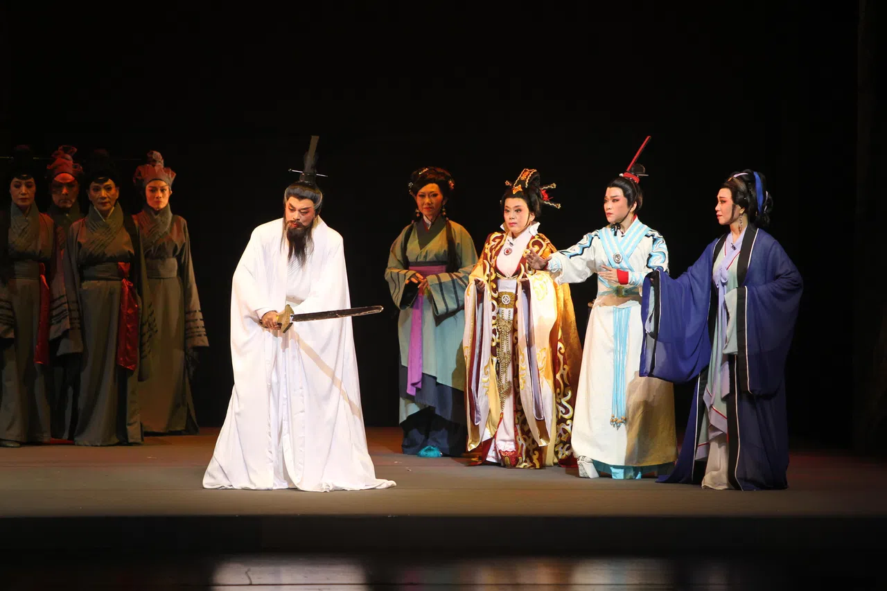 琼剧《赵氏孤儿》2011登上滨海艺术中心剧院，陈明峰、林师爱、宋艾玲、李肖玉等本地名角担纲。（新加坡海南协会提供）