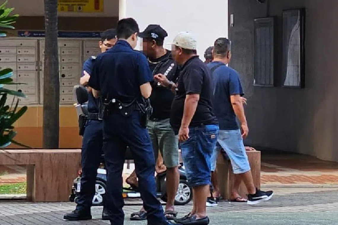 数名被指是摔椅子的男子接受警方问话。（受访者提供）