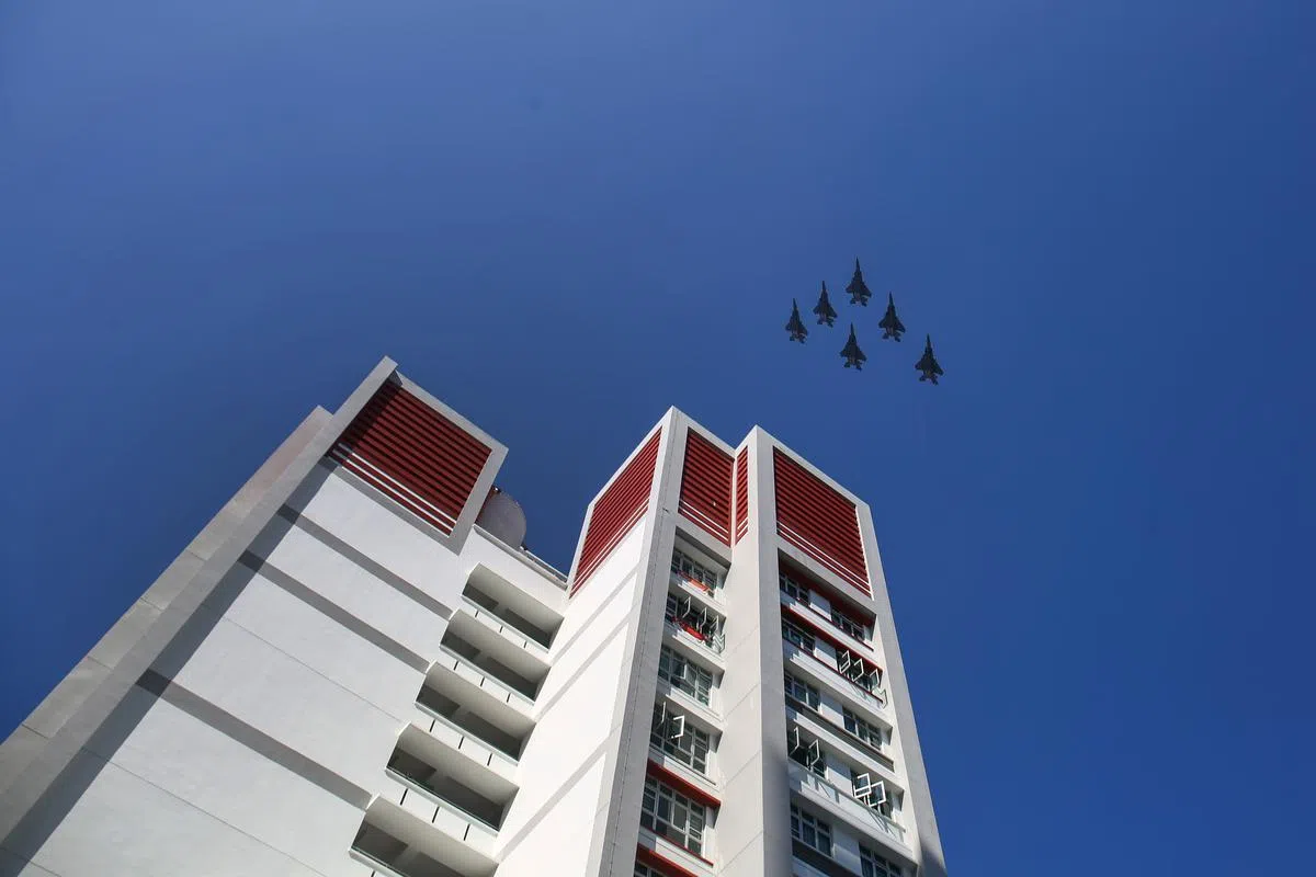 六架F-15SG战机会以三角队形飞越红山组屋区。（白艳琳摄）