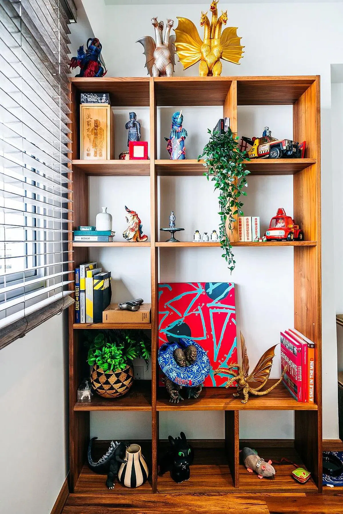 电视房的架子摆着屋主从日本买回来的限定版恐龙玩具。（Pivot.sg提供照片）