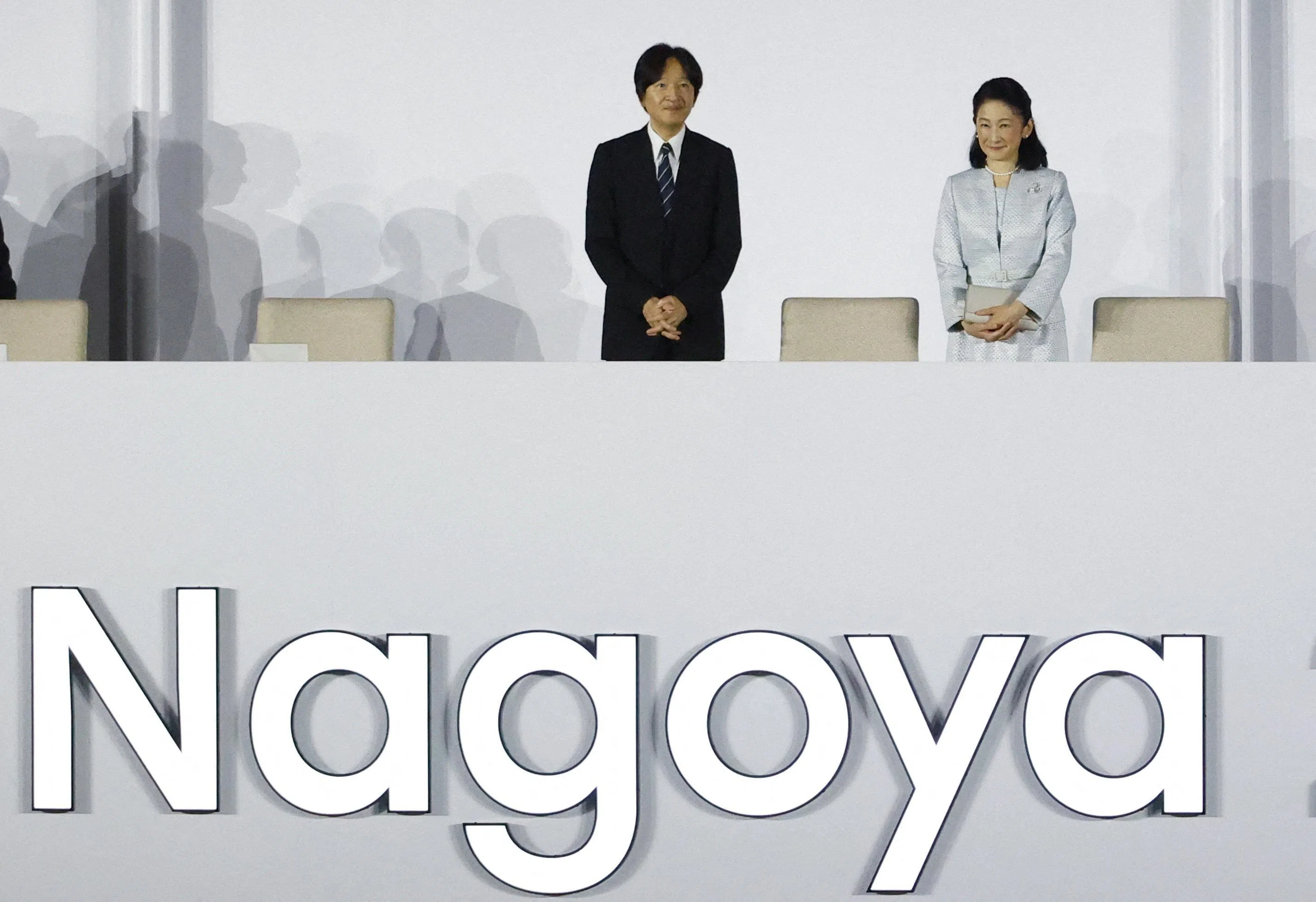 日本皇嗣秋筱宫文仁亲王（黑衣）与纪子妃（右）来到现场见证闭幕礼。（路透社）