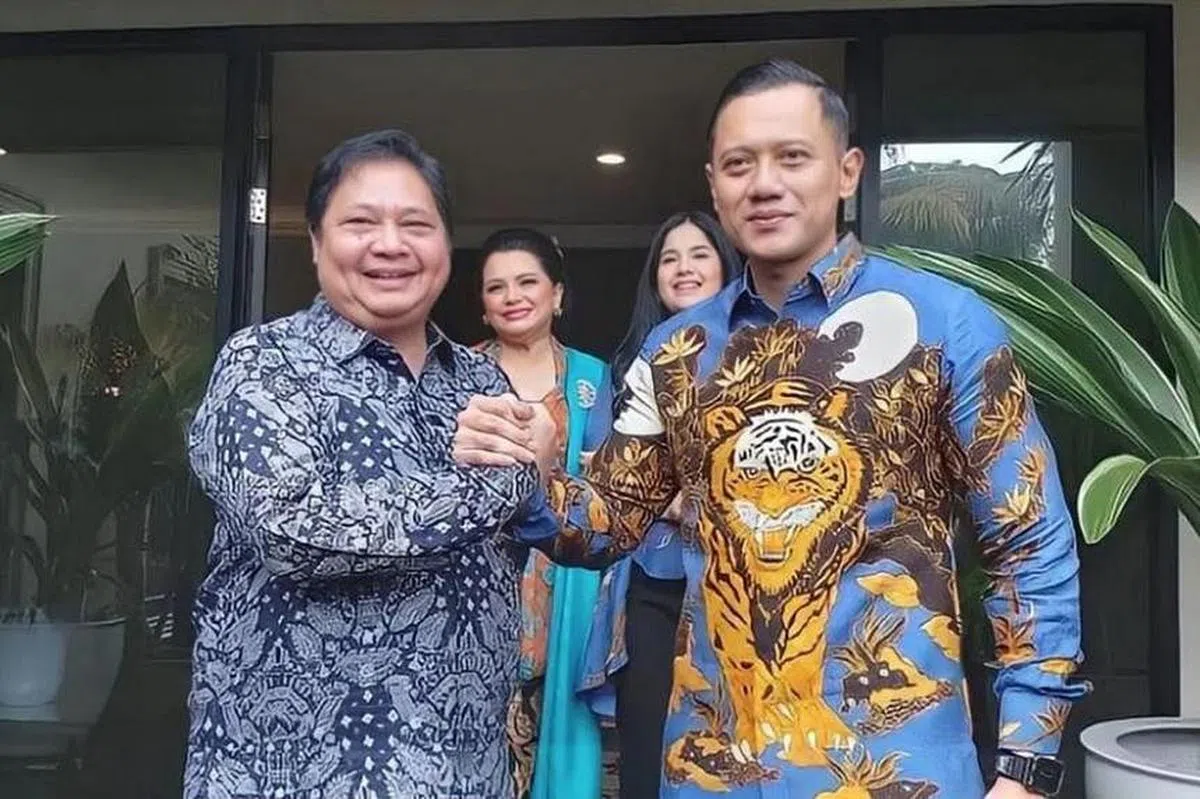 印尼民主党主席阿古斯（右）在5月初拜访了尔卡党党魁艾尔朗加（左），舆论猜测两人可能在下届大选中合作。阿古斯也是前总统尤多约诺之子。（取自艾尔朗加IG）