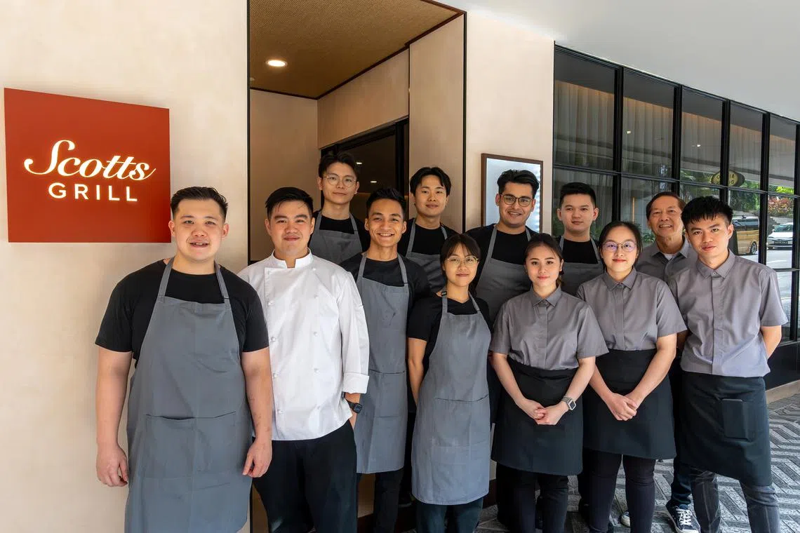 新开的Scotts Grill欧式餐馆由年轻新加坡厨师潘阳骏（白衣）领军。（餐馆提供）