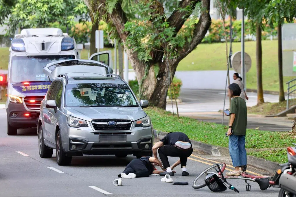 汽车与脚车相撞 一女子受伤送院