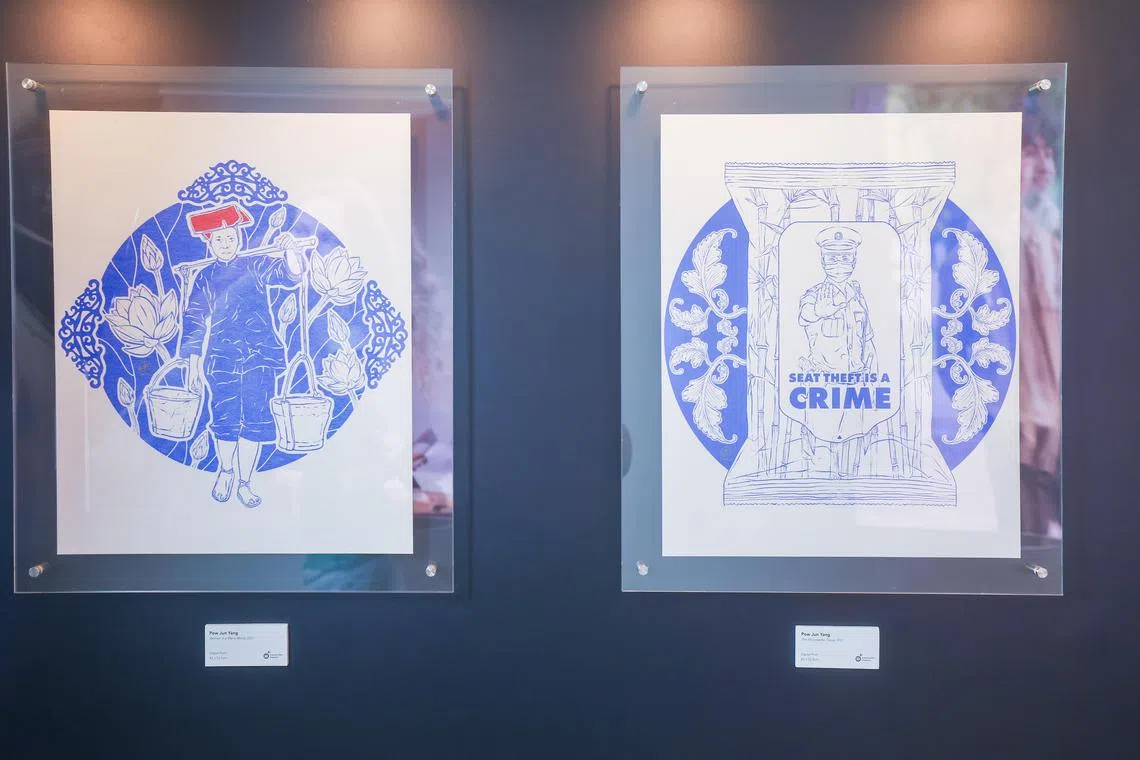 六幅蓝白色调画作的灵感来自网络上的52周绘画挑战，即每周按照一个提示词来完成一幅画。鲍俊扬说：“例如，红头巾女工源于提示词‘勇敢’，她们背井离乡来到新加坡打拼，很有勇气和毅力。”（吴先邦摄）