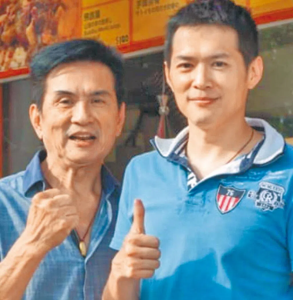 李翔（右）和爸爸李小飞感情很好。（互联网）