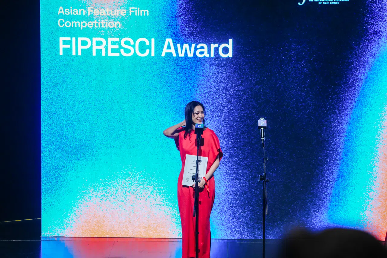 泰片《人力资源》女主角“Uno”上台领今年的费比西影评人大奖。（新加坡国际电影节提供/Ryan Spectrum摄）